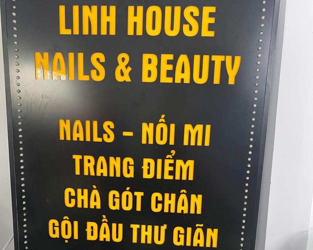Bảng hiệu đứng spa Linh House