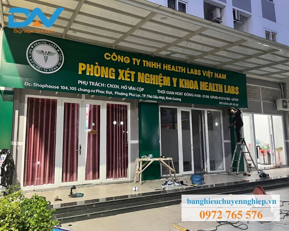 In bảng hiệu quảng cáo phòng xét nghiệm đẹp